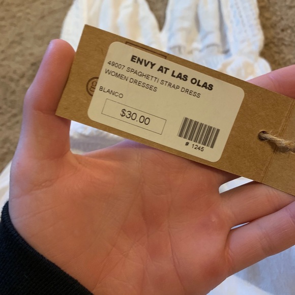 White dress - Picture 4 of 4